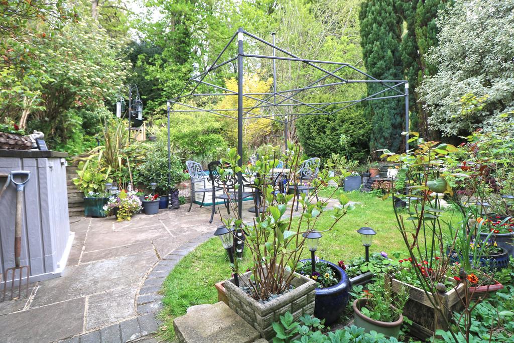 Mead Way, Coulsdon 3 bed semidetached house £500,000
