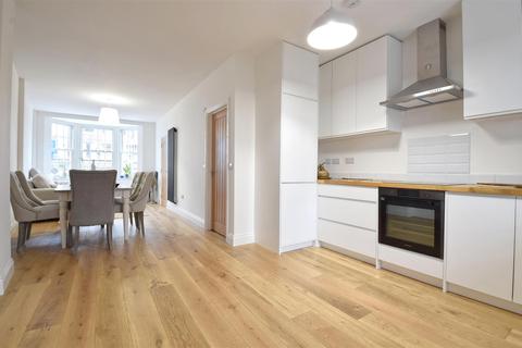 4a West Cross, Tenterden, TN30 6JL