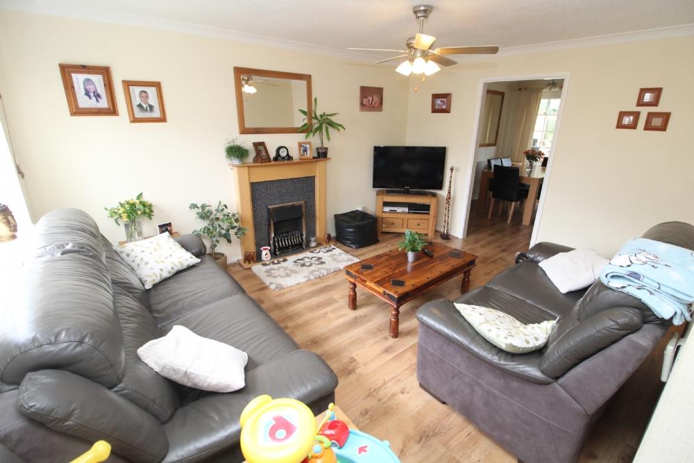 Petersham Close, Newport Pagnell 3 bed terraced house £300,000