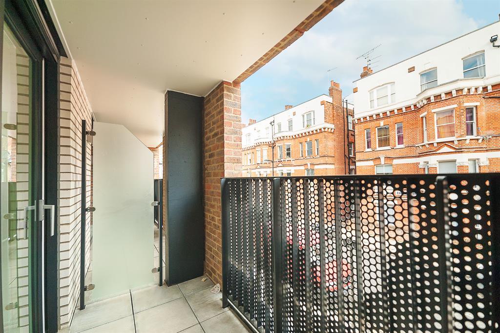 Pellerin Road, Dalston, London, N16 2 bed apartment £1,900 pcm (£438 pw)