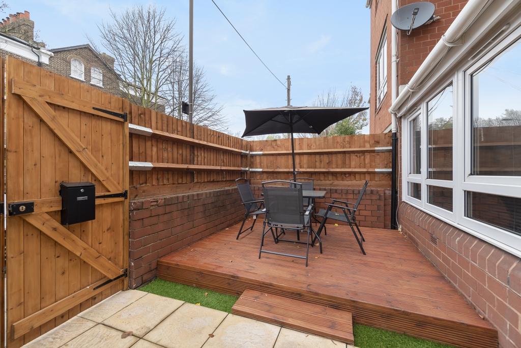 Gordon Road London SE15 1 bed flat £1,200 pcm (£277 pw)