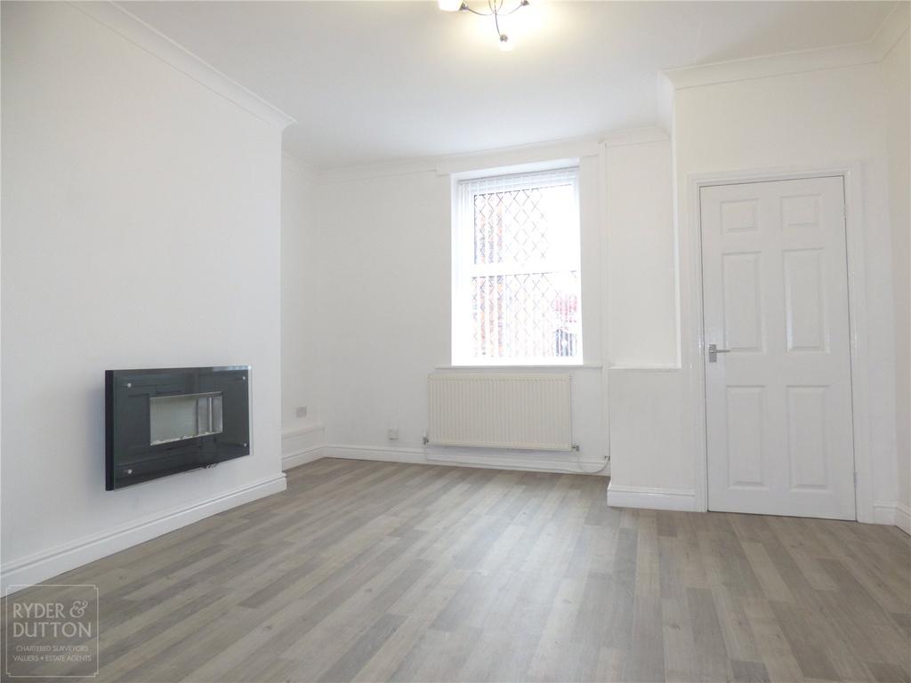 Cemetery Road, Royton, Oldham, OL2 2 bed detached house £650 pcm (£