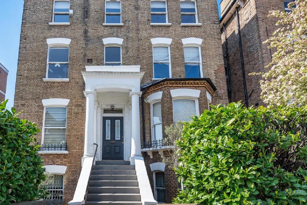 Priory Road, South Hampstead 3 bed flat £1,050,000