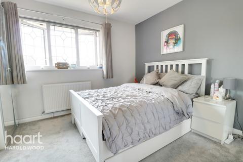51 Copperfields Way, Romford, RM3 0XE
