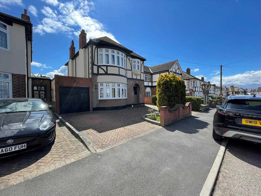 Repton Avenue, Gidea Park 3 bed detached house £1,950 pcm (£450 pw)