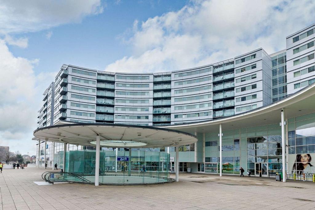 BLENHEIM CENTRE, HOUNSLOW 2 bed flat £1,395 pcm (£322 pw)