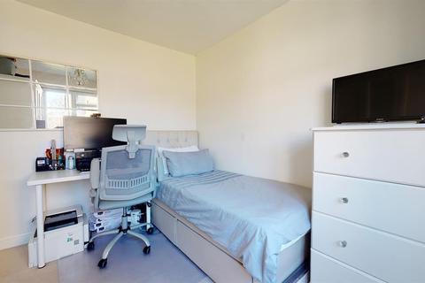 1 Abbots Field, Gravesend, DA12 5JA