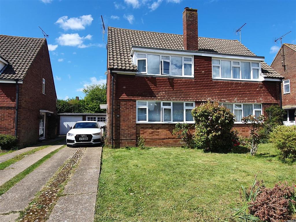 Ramsey Close, Canterbury 3 bed semidetached house £1,300 pcm (£300 pw)