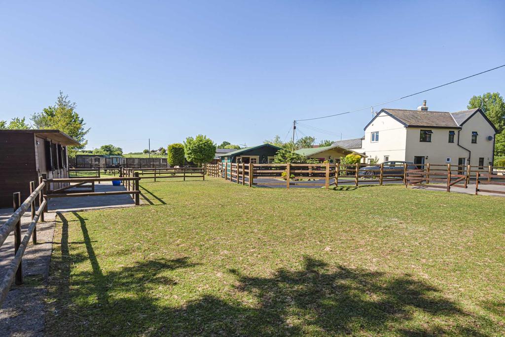 Bushton 5 bed detached house £950,000