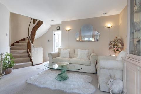 12 Vane Close, London, NW3 5UN