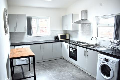 3 bedroom terraced house to rent, Claremont Road, Rusholme, Manchester