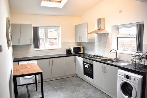 3 bedroom terraced house to rent, Claremont Road, Rusholme, Manchester