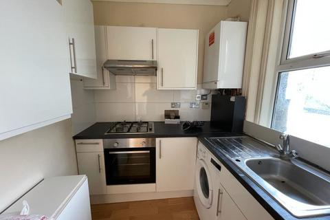 4 bedroom flat to rent, Walm Lane, London