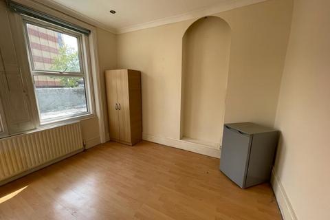 4 bedroom flat to rent, Walm Lane, London