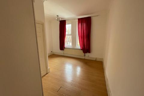 4 bedroom flat to rent, Walm Lane, London