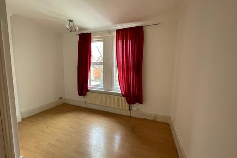 4 bedroom flat to rent, Walm Lane, London