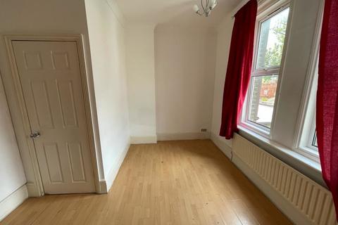 4 bedroom flat to rent, Walm Lane, London