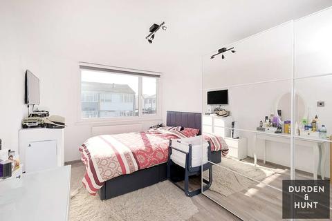 6 Chatfield Way, Basildon, SS13 2BN