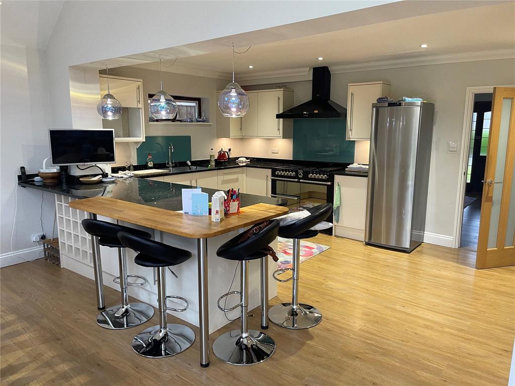 Stewart Road, Harpenden... 5 bed detached house £5,000 pcm (£1,154 pw)