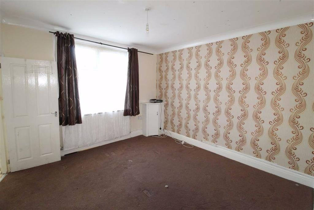 Pyegrove Road, Glossop 3 bed terraced house £130,000