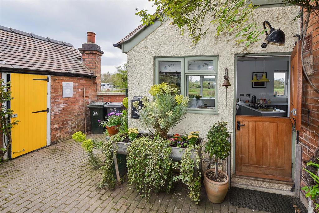 Severn Cottages, Hanley Road, Upton... 2 bed semidetached house £230,000