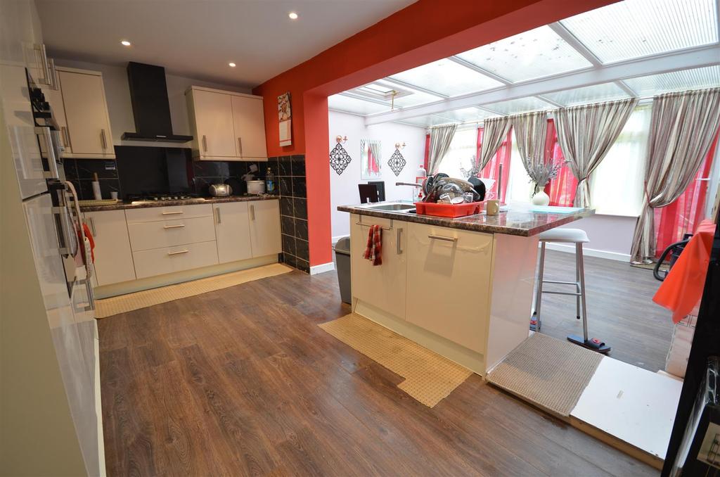Leaf Road, Houghton Regis 3 bed semidetached house £290,000