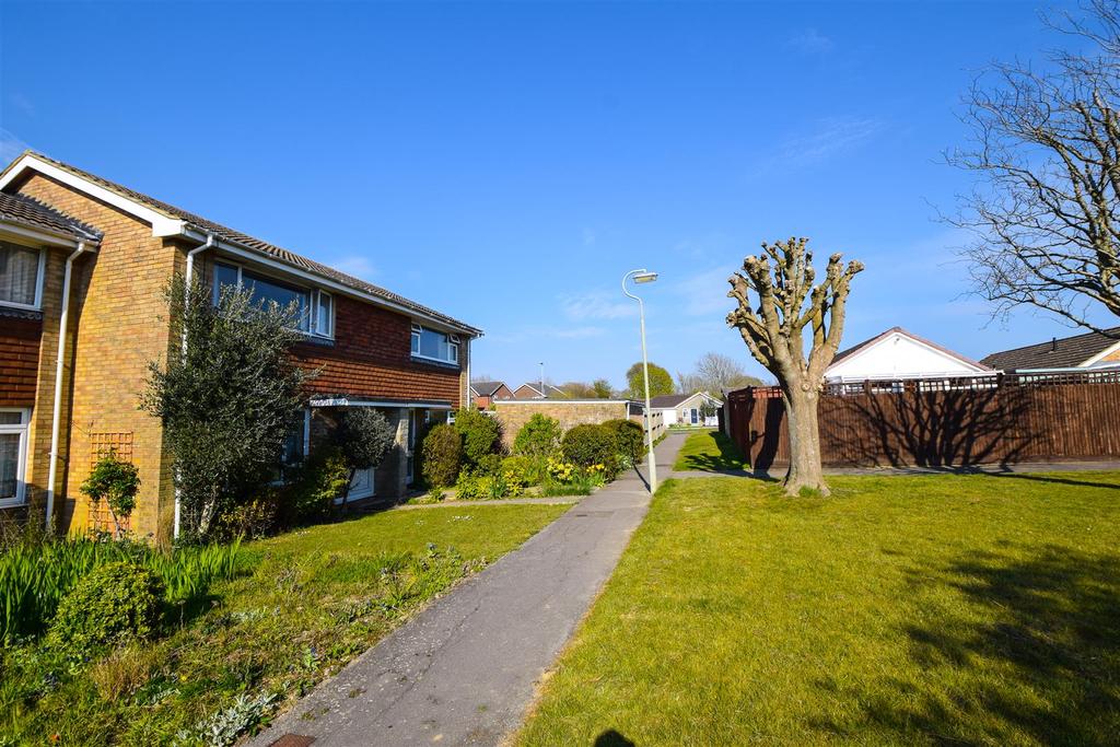 Farne Close, Hailsham 2 bed end of terrace house £249,950