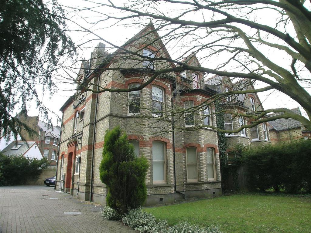 Surbiton Hill Park, Surbiton 1 bed flat £1,250 pcm (£288 pw)
