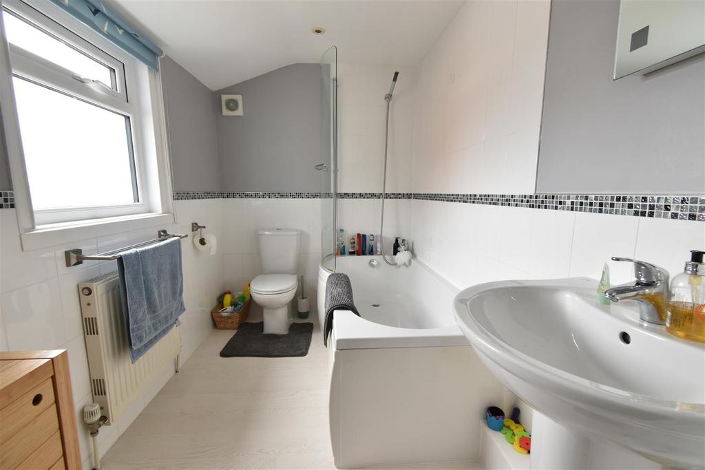 En-suite Bathroom: