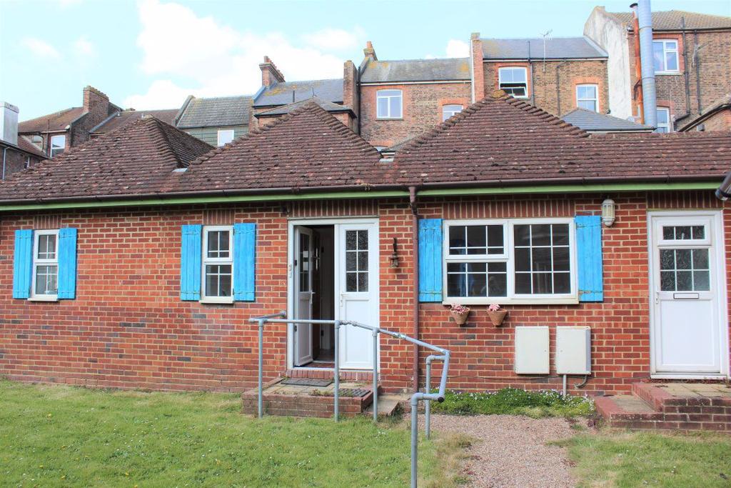 Jameson Road, Bexhill on Sea 2 bed bungalow £950 pcm (£219 pw)