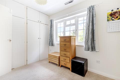 3 Shelton Close, Guildford, GU2 9YW