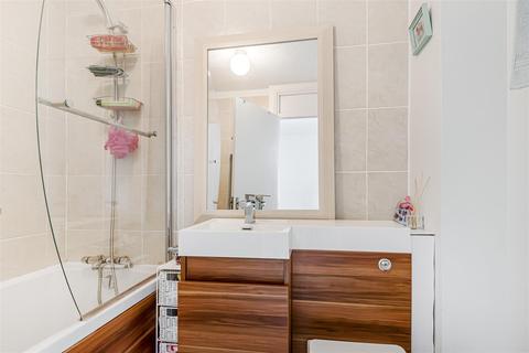 3 Shelton Close, Guildford, GU2 9YW