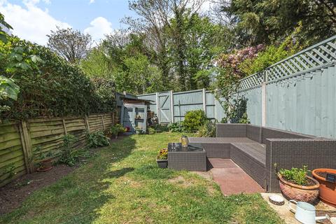 3 Shelton Close, Guildford, GU2 9YW