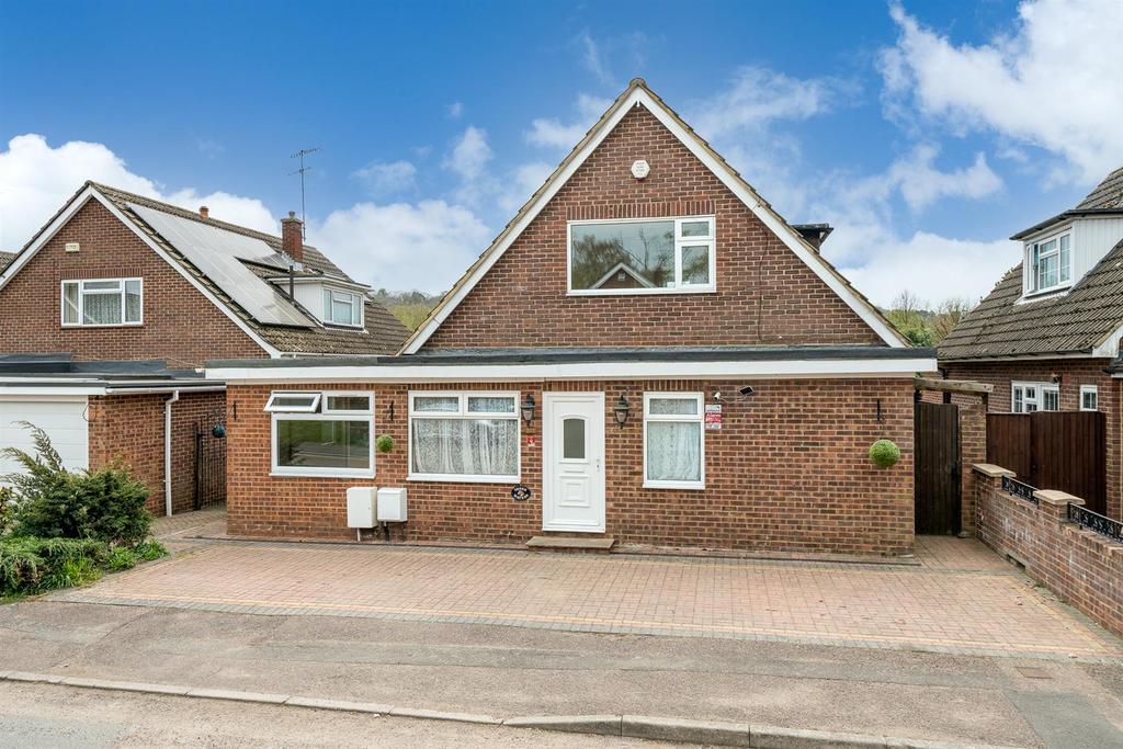 Moorland Road, Boxmoor, Hertfordshire, HP1 1NH 4 bed detached house £