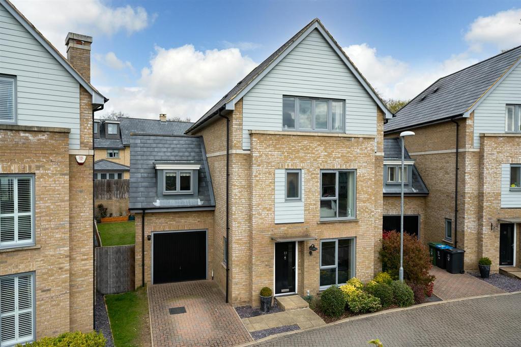 Kingcup Avenue, Leverstock Green, Hertfordshire, HP2 4GF 5 bed detached