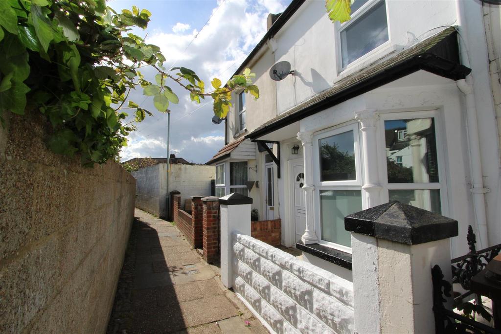 Albany Terrace Albany Road GillinghamKent 3 bed terraced house £1,000