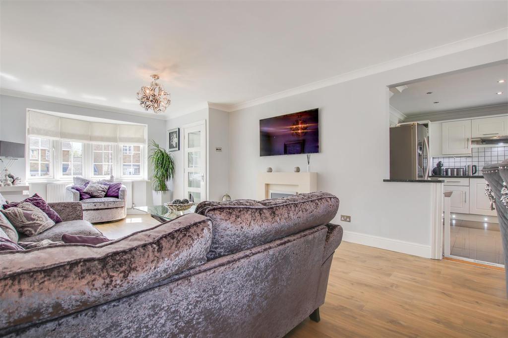 Lower Shott, Cheshunt 4 bed detached house £625,000