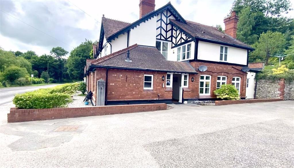 Denbigh Road, Nannerch, Flintshire 2 bed apartment £700 pcm (£162 pw)