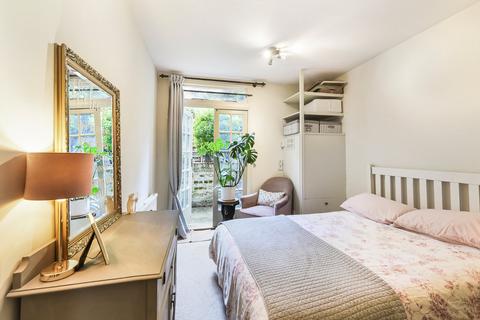 2 bedroom flat to rent, Crookham Road, London