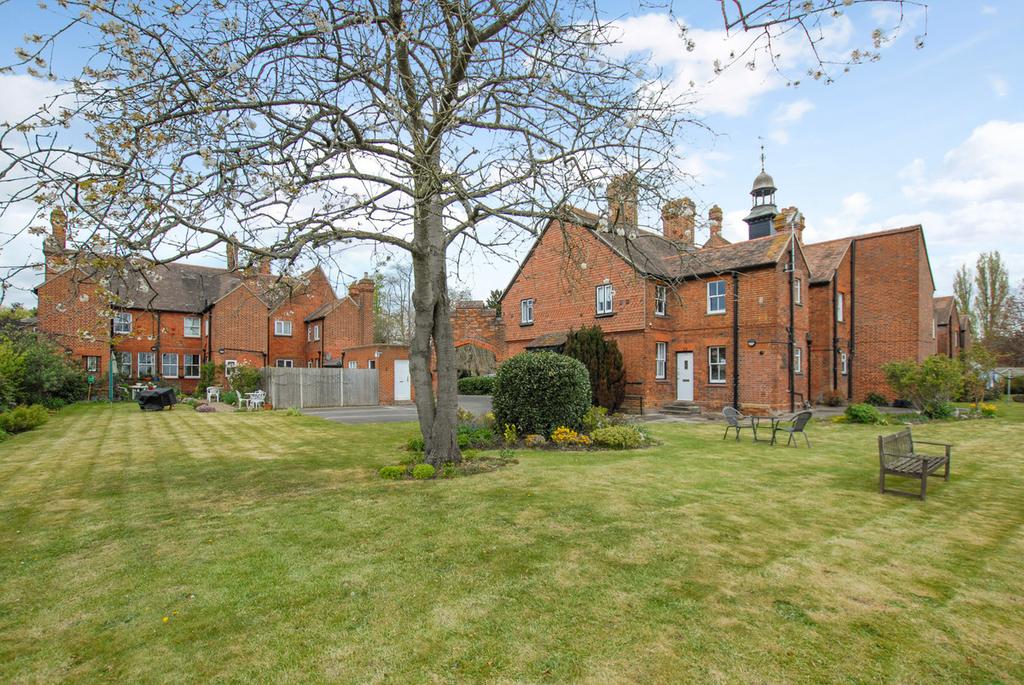 Straight Road, Old Windsor, SL4 1 bed £900 pcm (£208 pw)