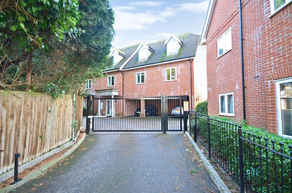 Hurst Road Horsham RH12 2 bed apartment £1,050 pcm (£242 pw)