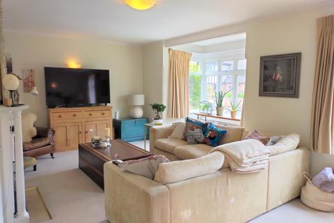 5 bedroom detached house to rent - The Chase, Reigate