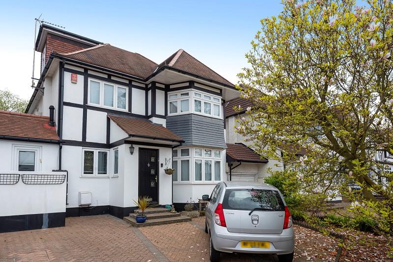 Broadfields Avenue, Edgware, Greater London. HA8 8PG 5 bed link
