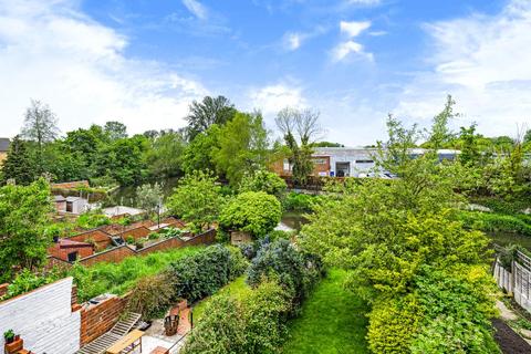 168 Elgar Road, Reading, RG2 0BN