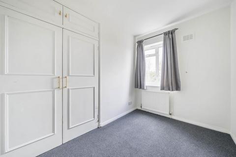 3 bedroom apartment to rent, Queens Court,  Richmond Hill,  TW10