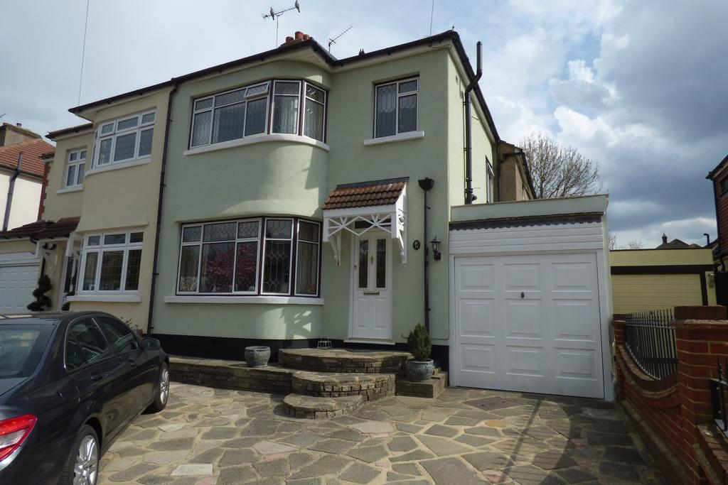 Meadowside Road, Upminster RM14 3 bed semidetached house £599,995