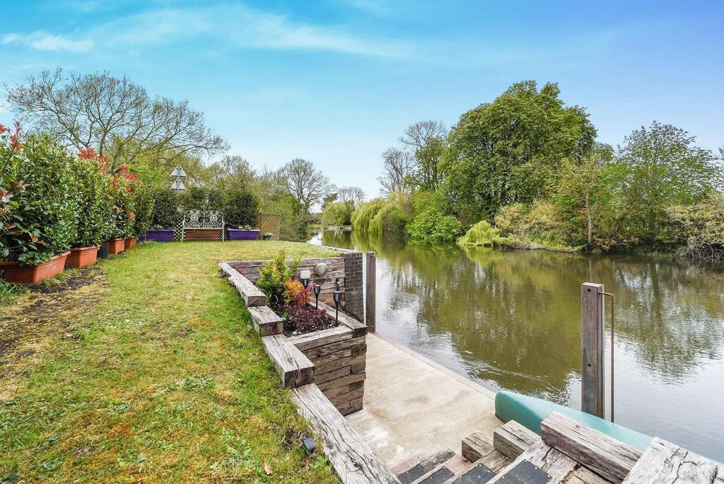 Garden &amp; mooring