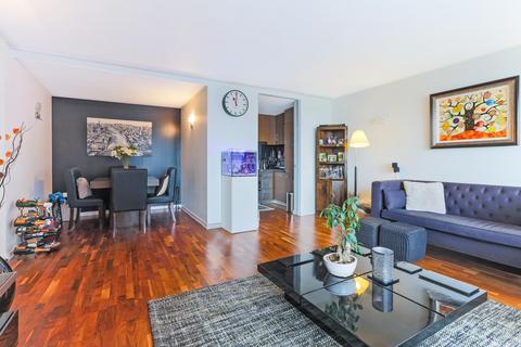 undefined, New Providence Wharf, Fairmont Avenue, London, E14