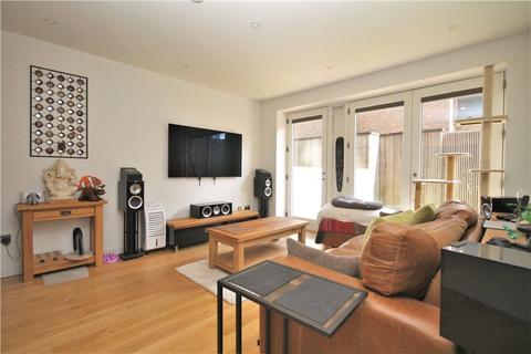 2 bedroom apartment for sale - Fairfield Avenue, Staines-upon-Thames, Surrey, TW18