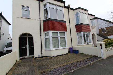 2 bedroom flat to rent, Station Road, Leigh On Sea